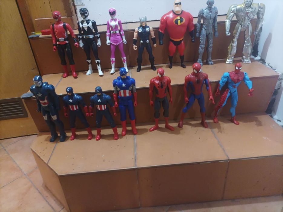 14 figurek vintsge superbohaterów Marvel od Hasbro ok 30 cm