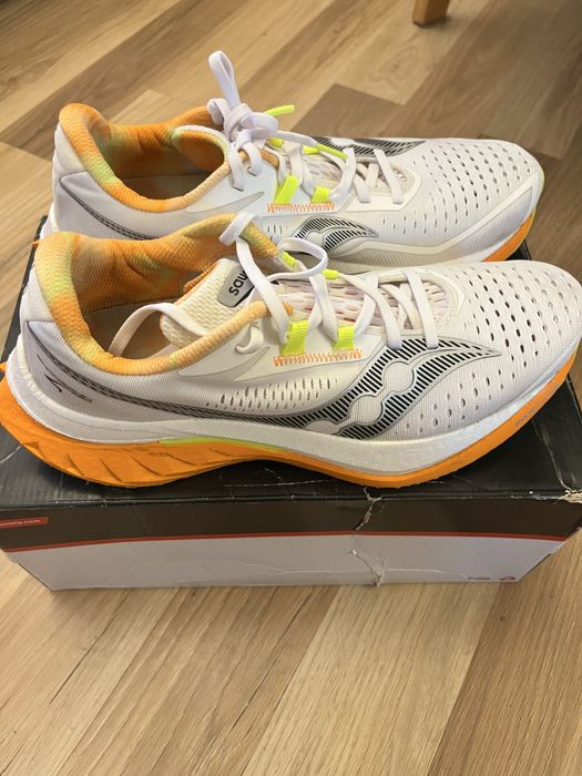Продам бігові кросівки Saucony Endorphin speed 4