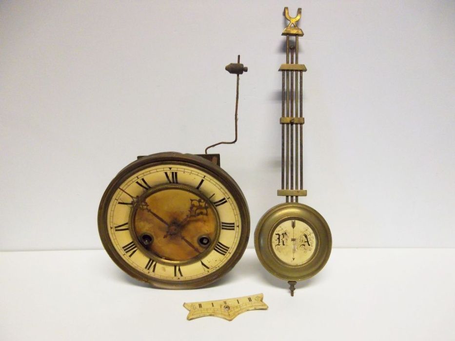 antigo relógio de parede em peças para restauro