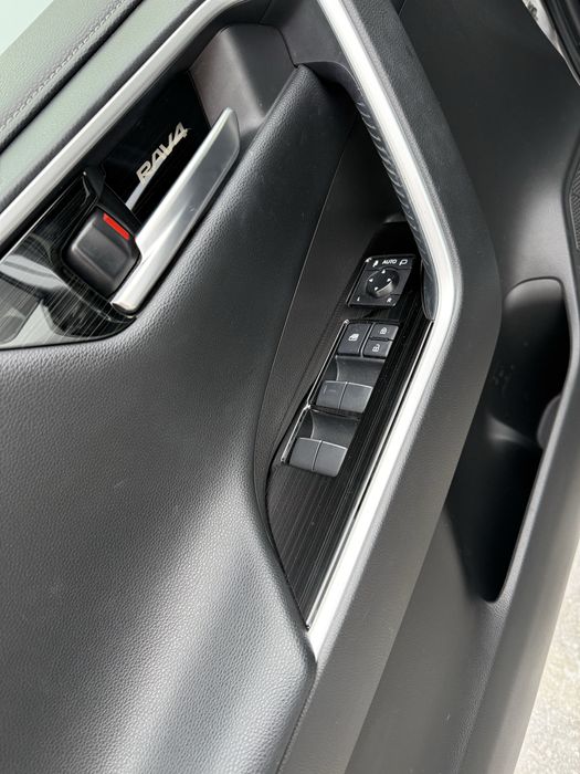 Продам свій автомобіль Тойота Rav 4 2020 року, пробіг 60 тис км.