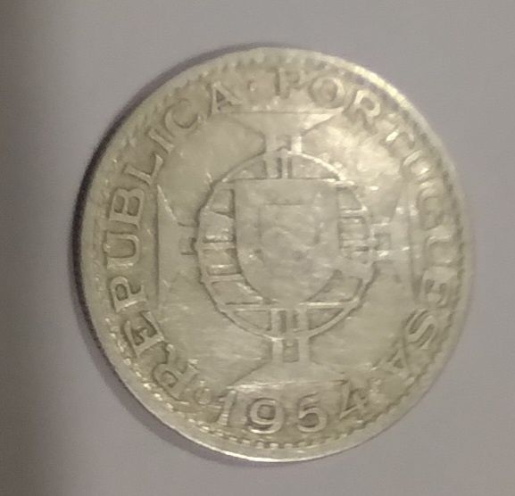 Diversas moedas antigas de Moçambique