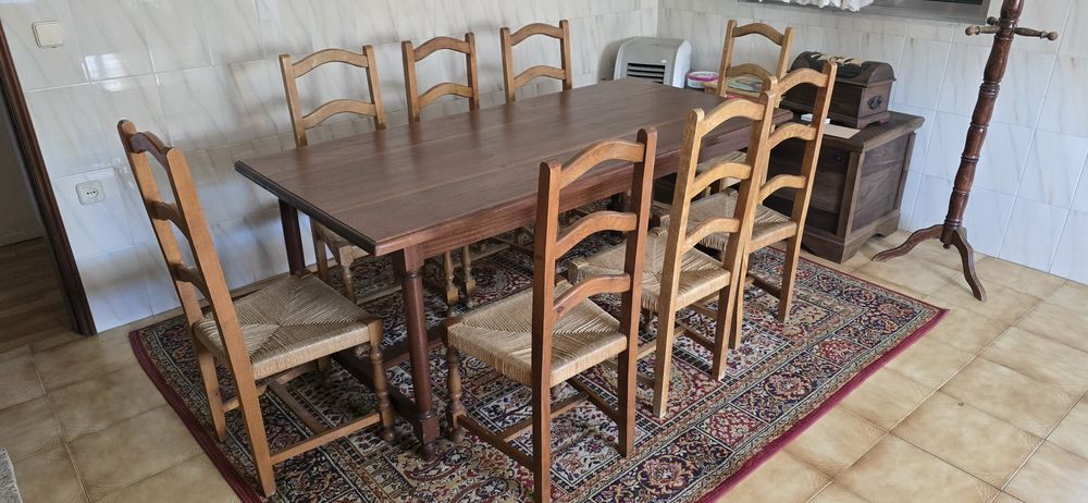 Mesa em madeira maciça 1,80 x 85 cm, com 8 cadeiras