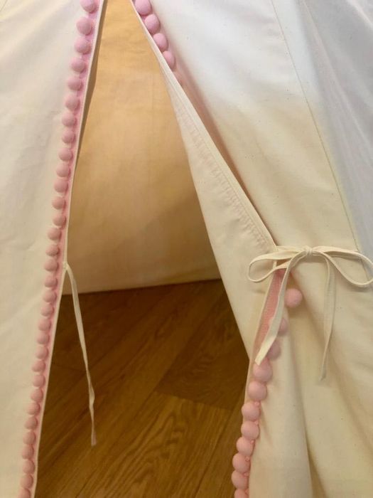 Teepee (tenda) creme com pompons cor de rosa