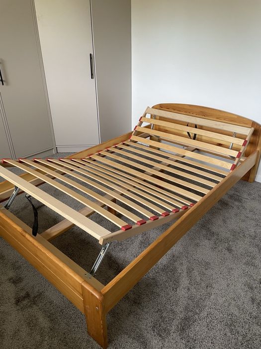 Łóżko sosnowe z regulowanym stelażem