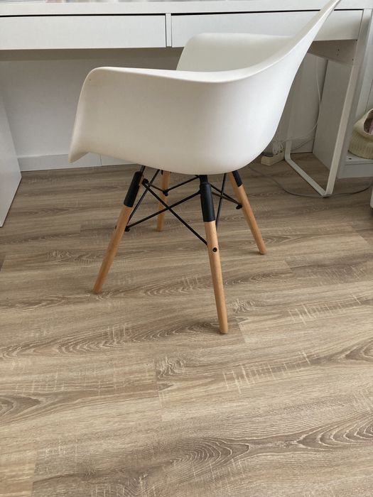 Cadeira branca pes madeira