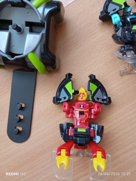 Relógio Ben 10 com 2figuras