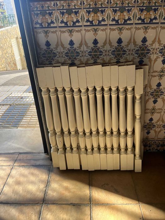 Balaústres em madeira de mogno lacados