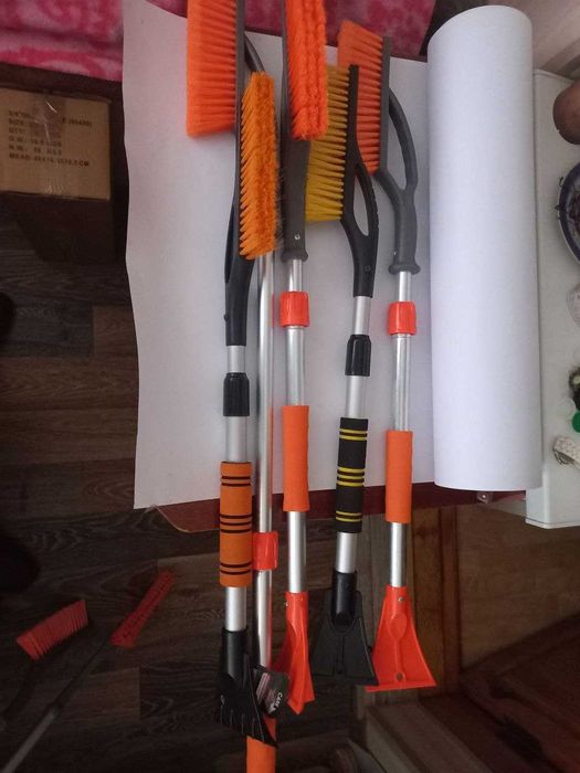 Щітки для автомобіля, щітка із скребком, щітка для снігу і льоду