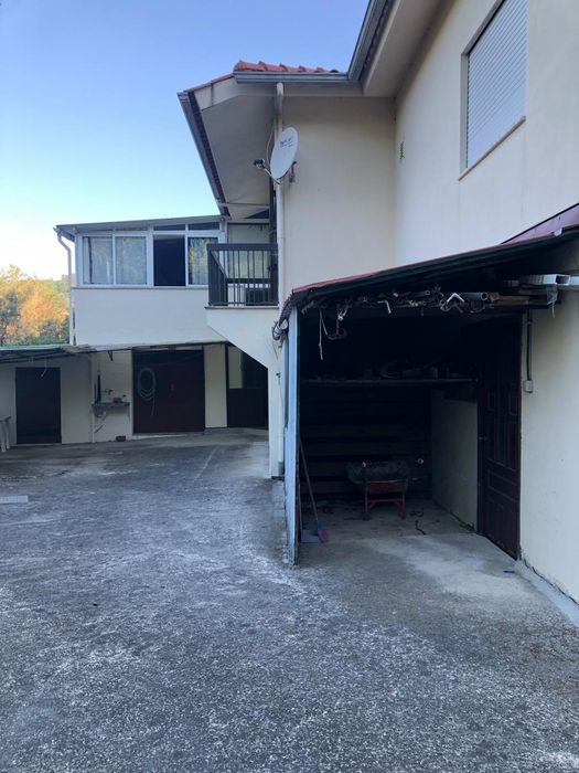 Vende- se vivenda com terreno