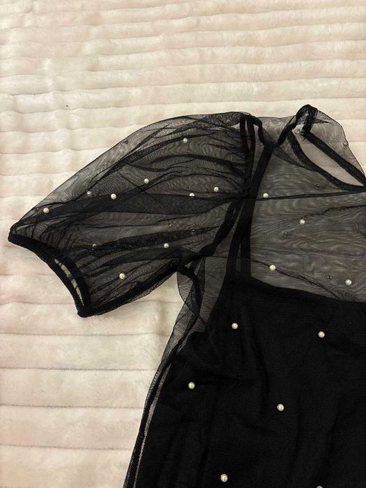 Vestido preto com pérolas