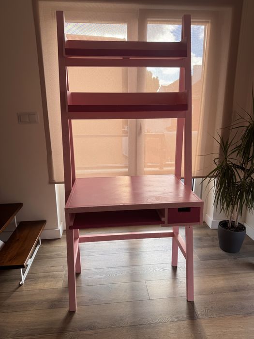 Secretária cor de rosa com prateleiras