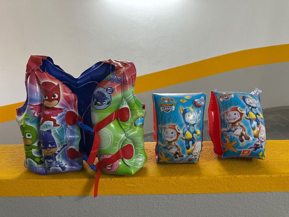Artigos praia/piscina - colete, braçadeiras e balde (2-6 anos)