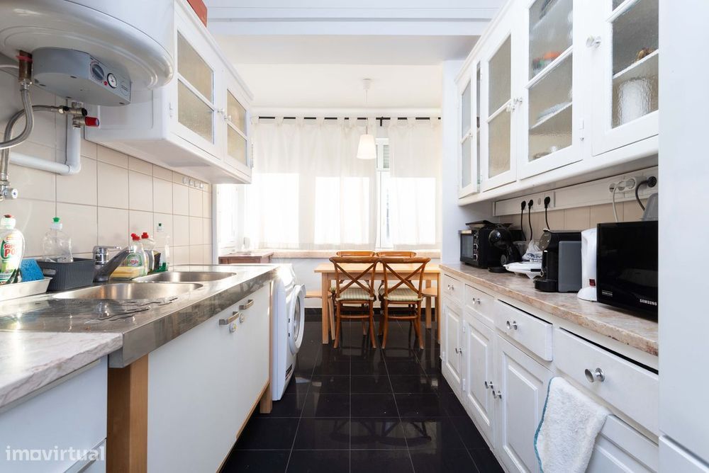 T5 no Bairro São Miguel - Alvalade, com box e varanda generosa