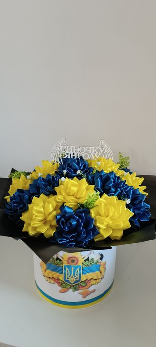 Букет з атласних жоржин