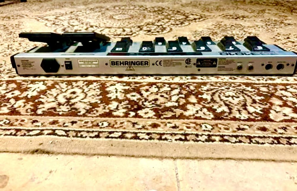 Pré-amp a valvulas com proc. de efeitos + amp potência+ pedaleira midi