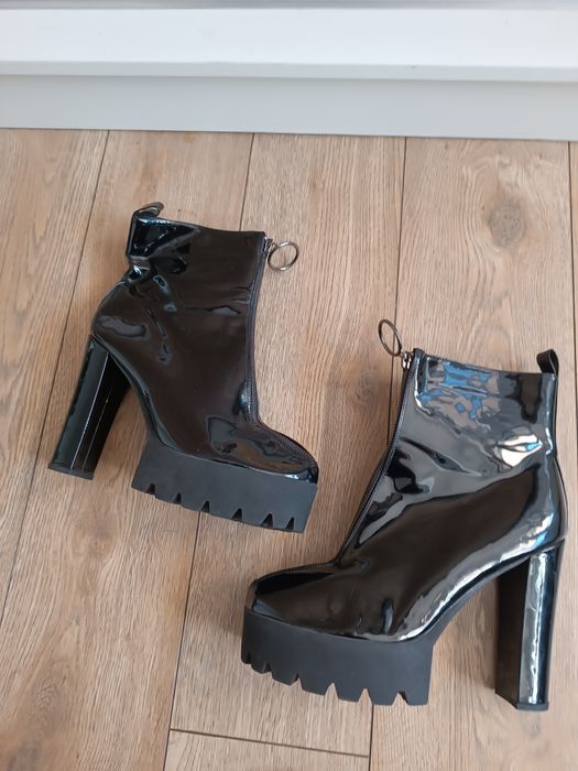 Czarne lakierowane botki na obcasie