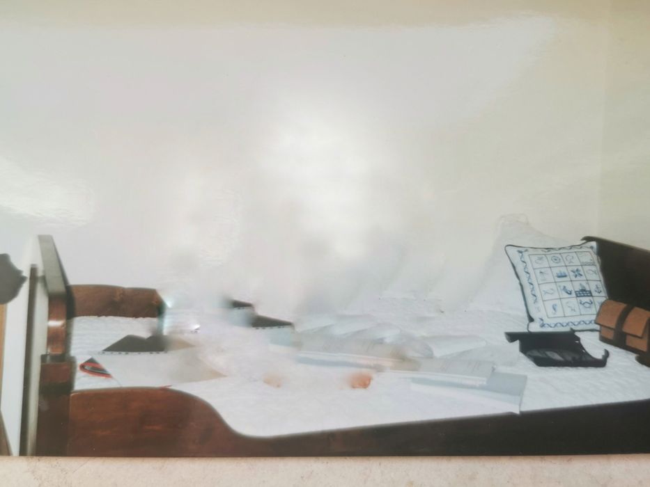 Cama de madeira maciça (corpo e meio)