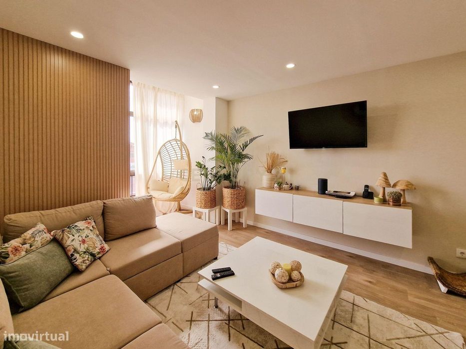 Excelente apartamento de 4 assoalhadas RENOVADO recentemente, com ampl