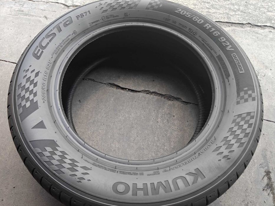 Kumho Ecsta R16 205/60 92V шини літні 23р +/-7мм Корея продам комплект добрих хоч і вживаних товарів