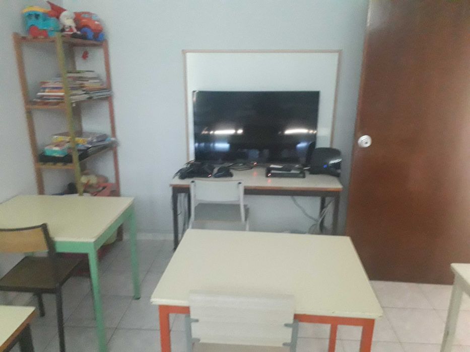 Mesas, cadeiras, cacifos e Quadros