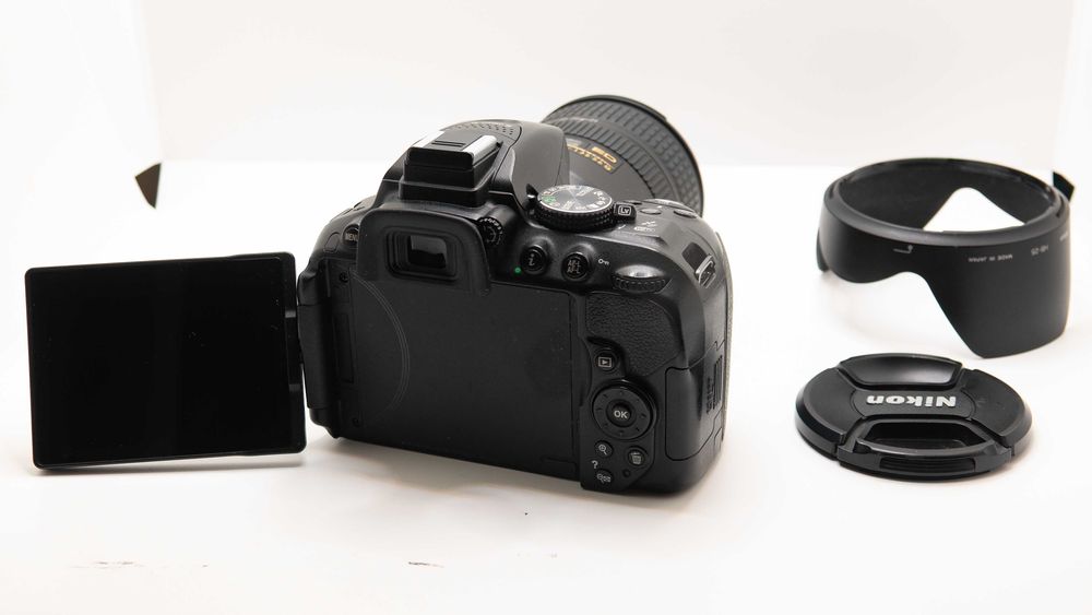Camera Nikon 5300 com objetiva 24-120mm F 3.5 - 5.6 VR