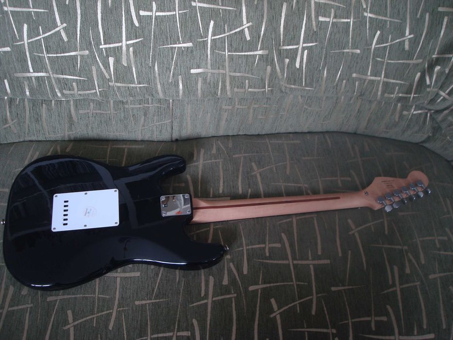 Продам электрогитару Fender Squier