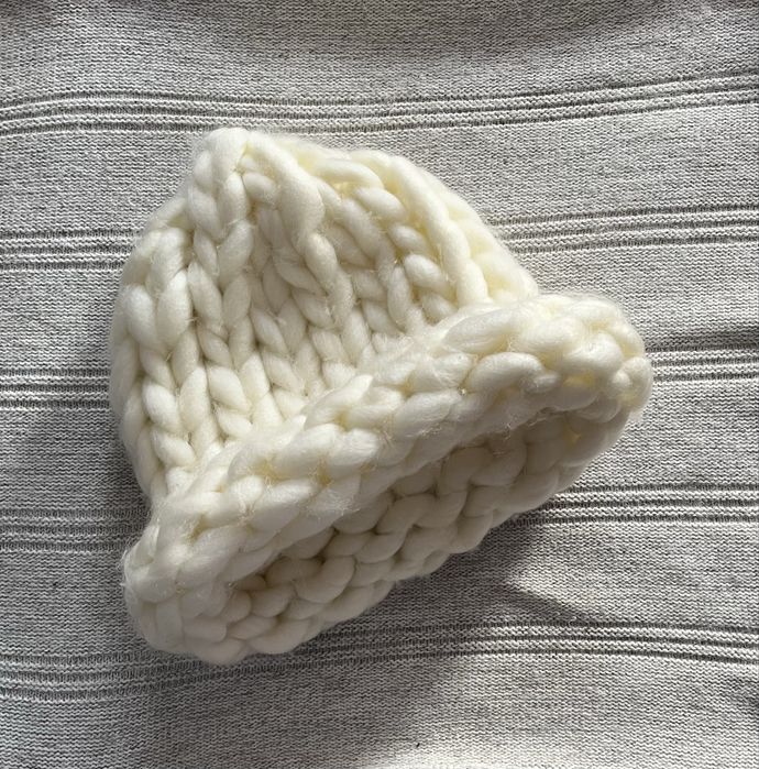 Жіноча вʼязана тепла шапка з ангори