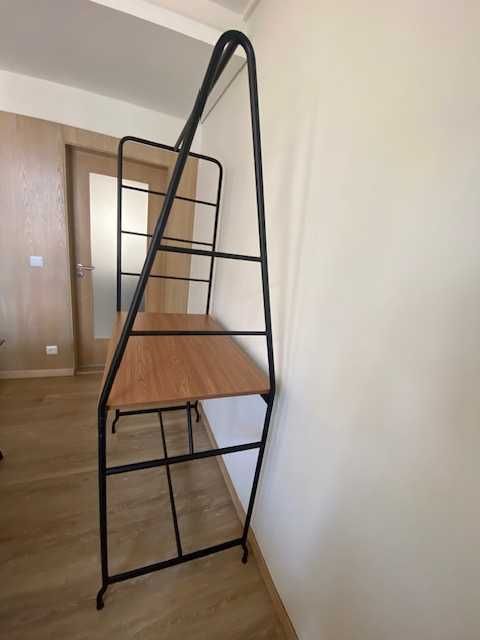 Mesa de cozinha com arrumação castanha e preta