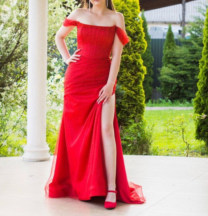 Червона випускна сукня