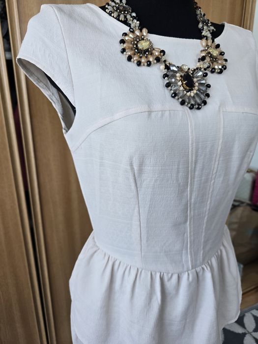 Sukienka letnia reserved z baskinką 38 śmietankowa