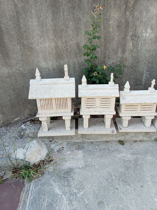 Espigueiros pequenos em granito