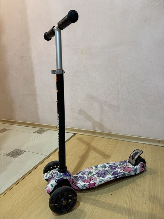 Самокат для дівчинки