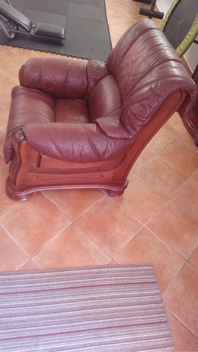 Vendo poltrona madeira e estofo de pele .