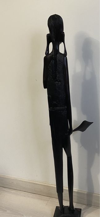 Estatuetas africanas em pau preto com um metro e dez altura