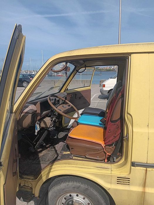 Vende-se carrinha Toyota Hiace (modelo 1981)
