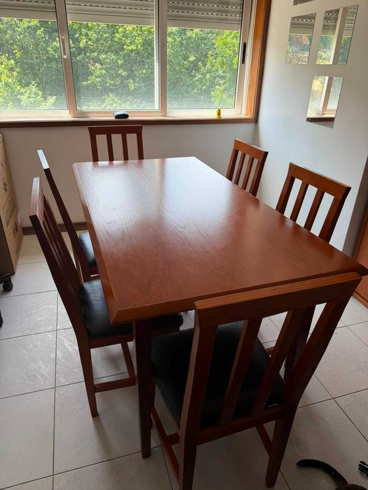 Mesa de jantar em madeira com 6 cadeiras