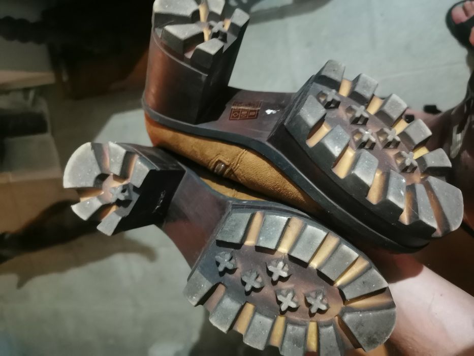 Botas de camurça, até ao joelho.