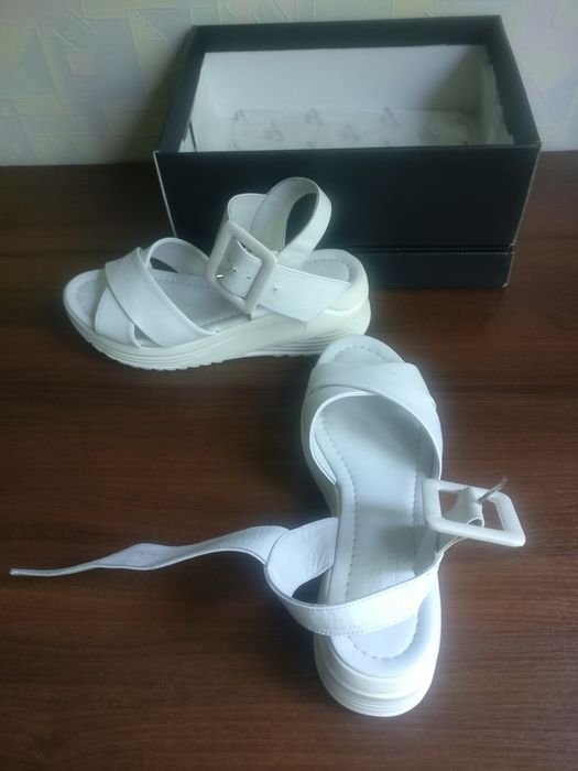 Босоножки кожаные Derem