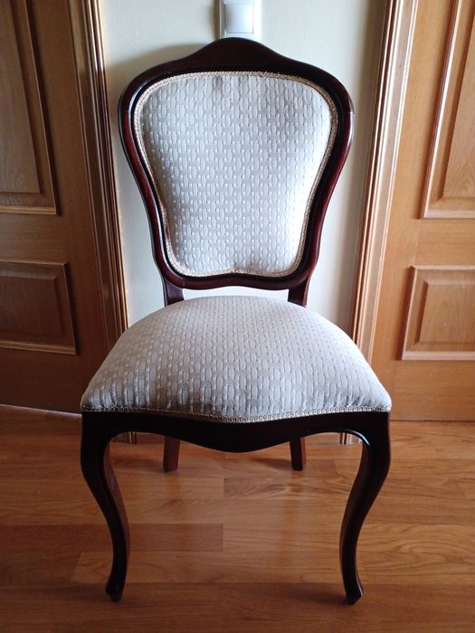 Cadeira nova, estofada a tecido creme claro