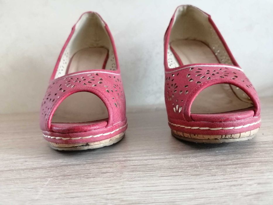 Czerwone buty na koturnie - solidne, mało używane