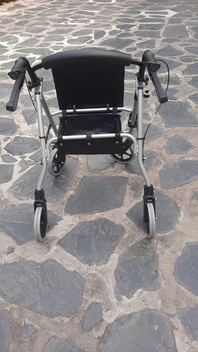 Andarilho dobrável  com 4 rodas, assento, bagageira e travões