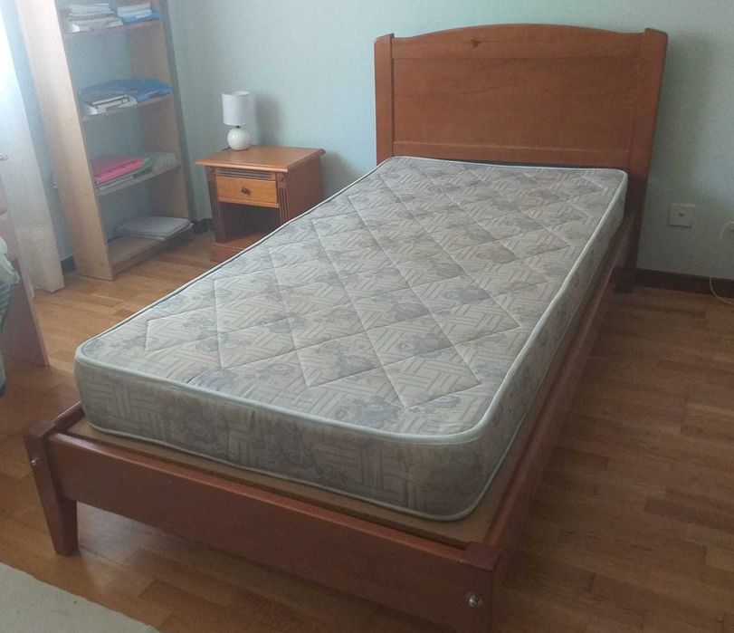 Cama de solteiro - Bom estado.