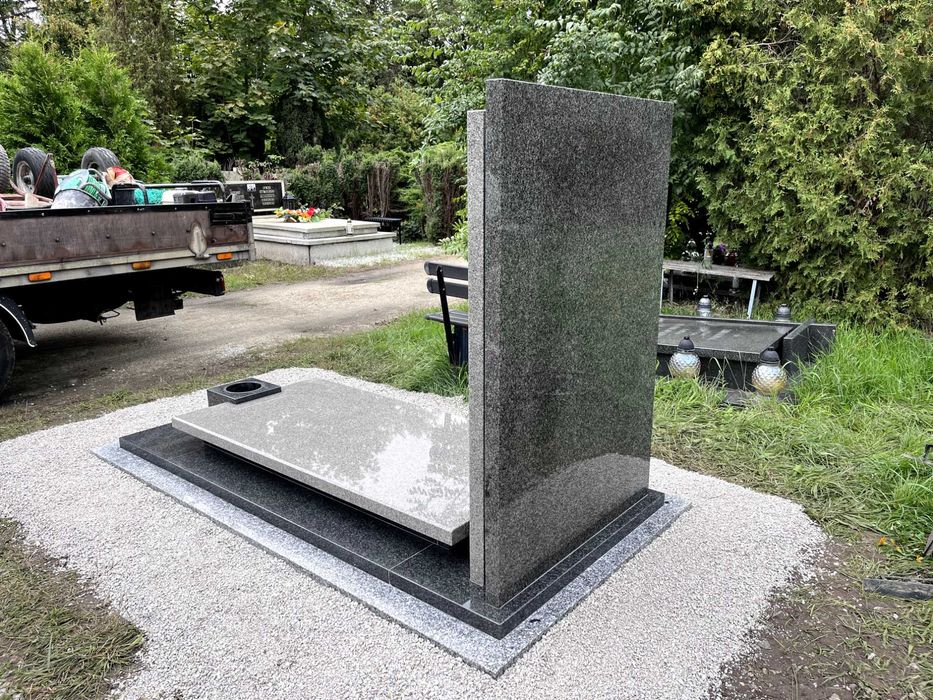 Nagrobek granitowy BOHUS BRYŁA