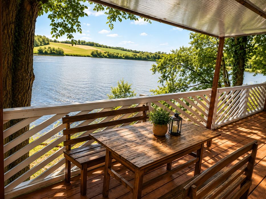 Domek letniskowy klimatyzowany nad jeziorem z linią brzegową Kaszuby