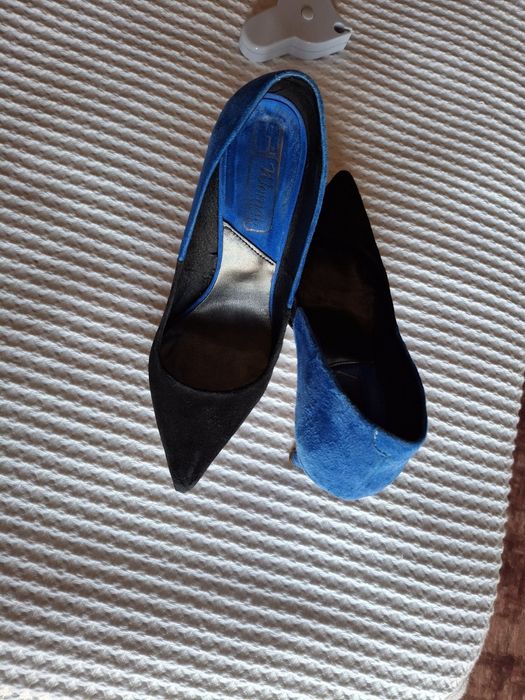 Sapatos azuis e pretos.
