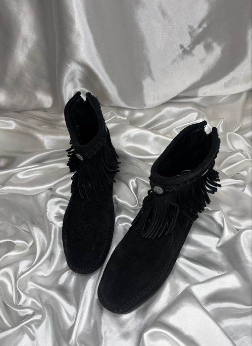 Botki Minnetonka czarne zamszowe z frędzlami frędzelkami boho