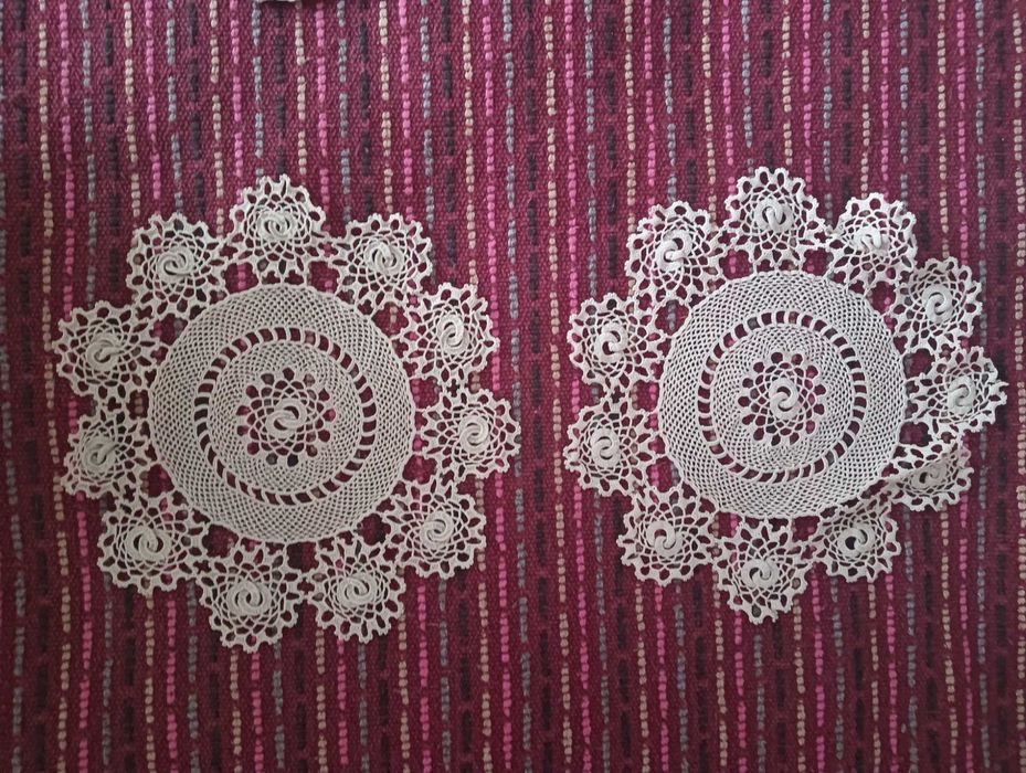 Conj. 2 Naperons bege Renda Crochet formato flores diâmetro 22cm