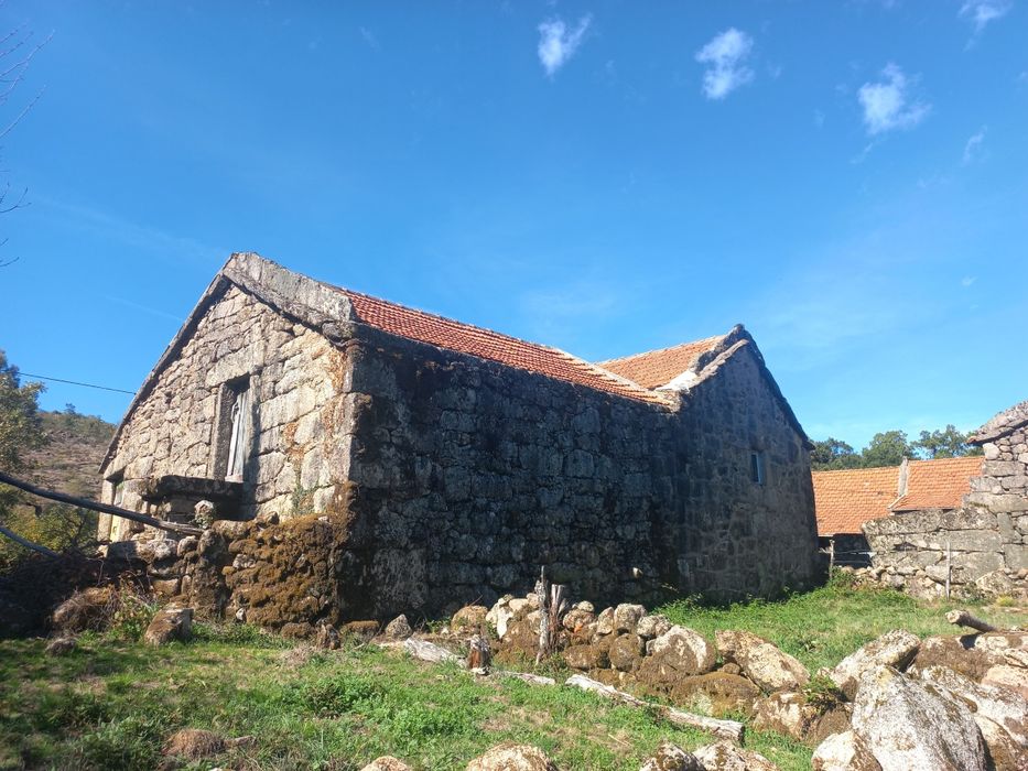Moradia  independente em pedra com terreno