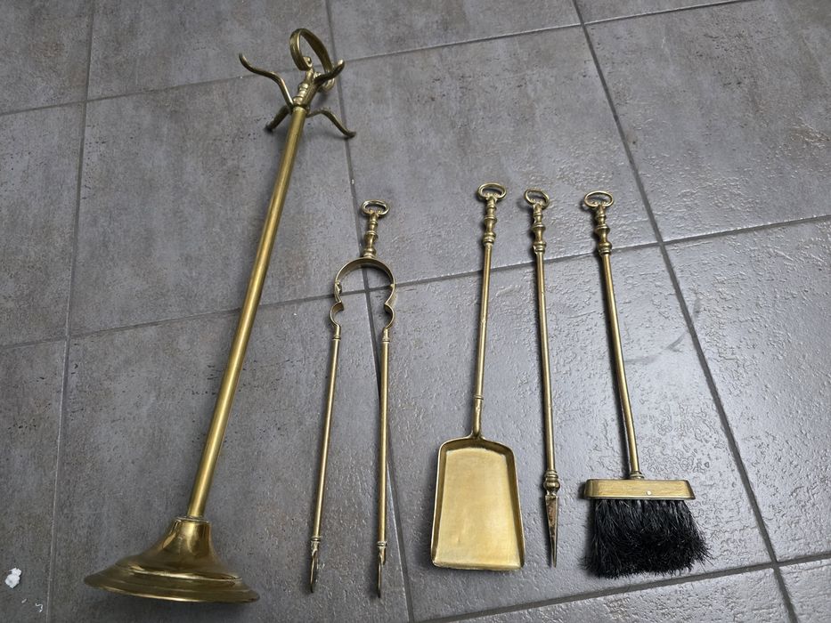 mosiężny zestaw akcesoriów kominkowych.