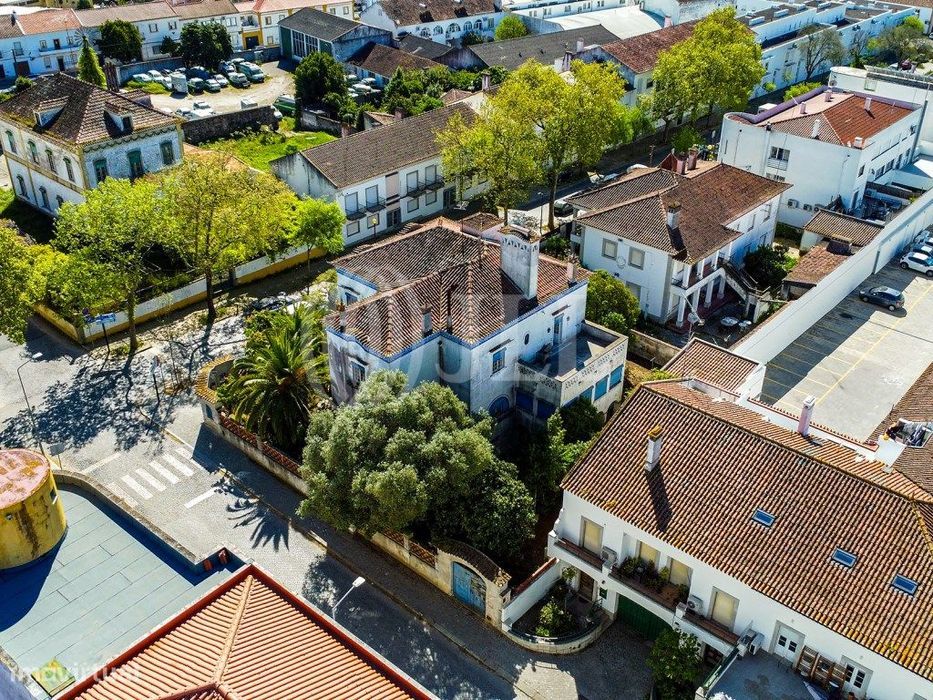 Moradia T9, com jardim e estacionamento, em Évora